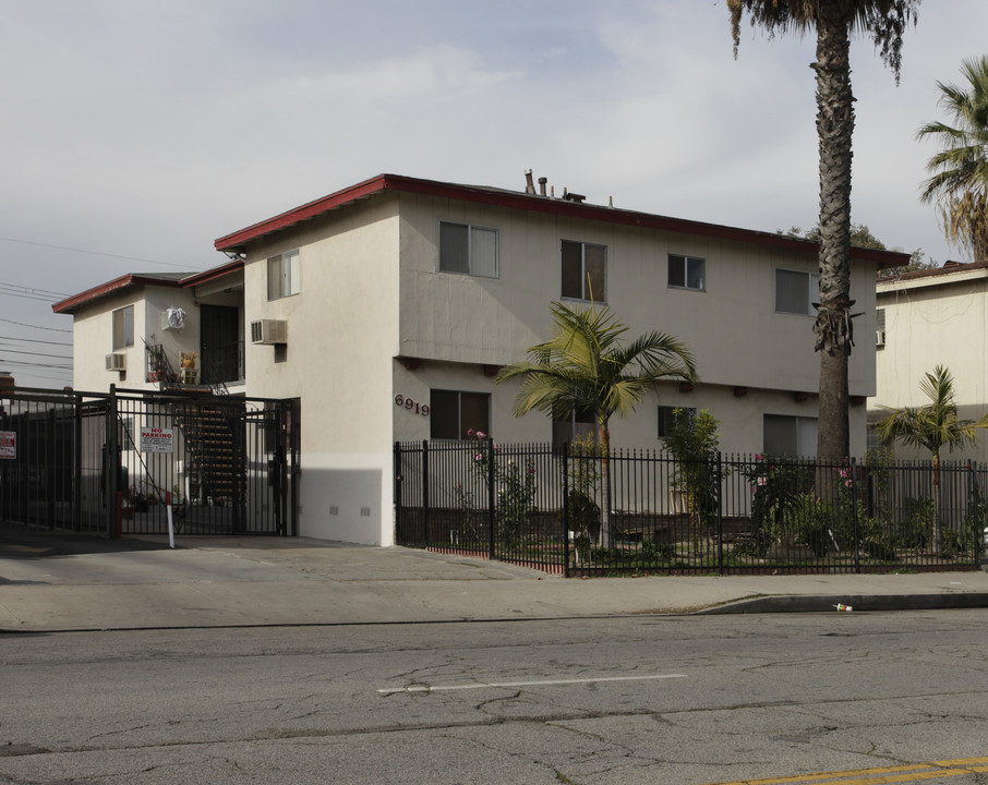 6919 Whitsett Ave in North Hollywood, CA - Building Photo