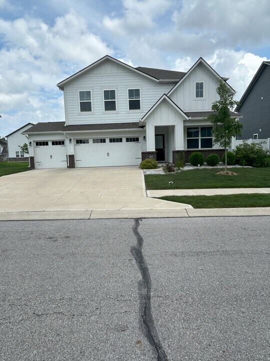 1269 Bristol Pl in Avon, IN - Building Photo