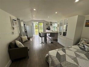 18481 SW 208th St in Miami, FL - Foto de edificio - Building Photo