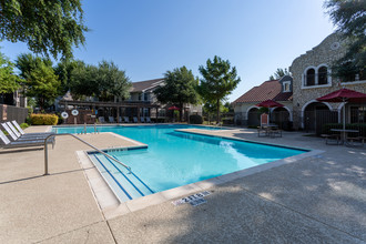 Riata Apartments in Dallas, TX - Foto de edificio - Building Photo