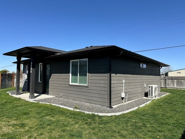 8009 Sunset Ln in Pasco, WA - Building Photo - Building Photo