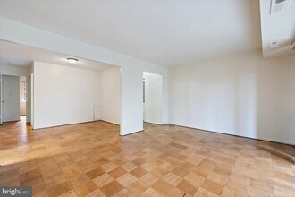 876 College Pkwy in Rockville, MD - Foto de edificio - Building Photo