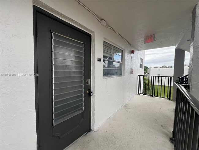 14155 SW 87th St in Miami, FL - Foto de edificio - Building Photo