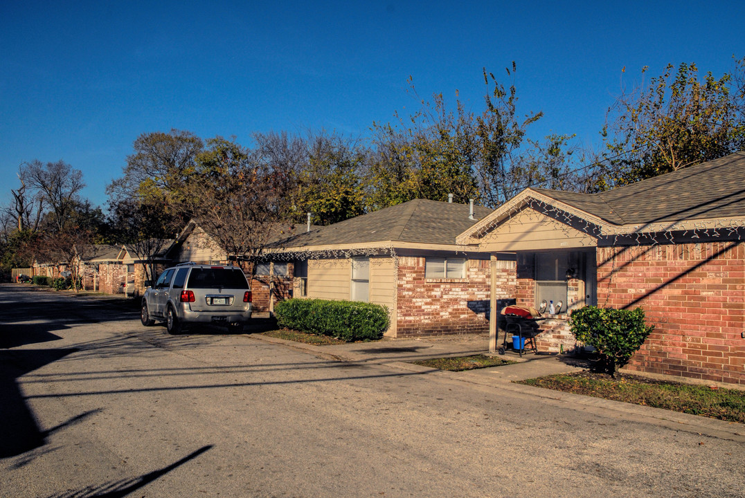 Las Palmeras Patio Homes in Houston, TX - Building Photo