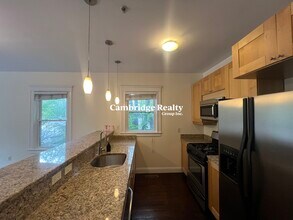 11 Giles Park, Unit 1 in Somerville, MA - Foto de edificio - Building Photo