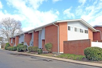 Christopher Crossing in Newport News, VA - Foto de edificio - Building Photo