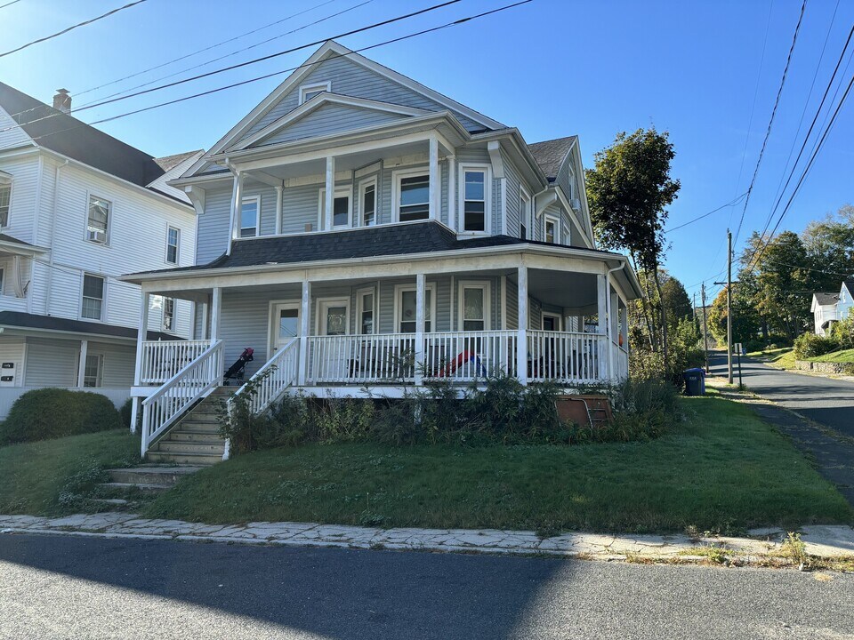 69 Upson Ave in Winchester, CT - Building Photo