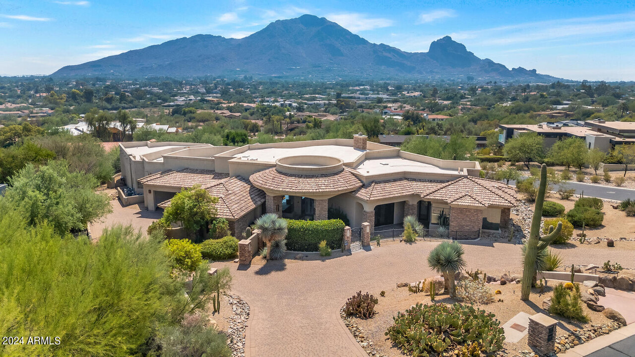 6207 E Indian Bend Rd in Paradise Valley, AZ - Building Photo