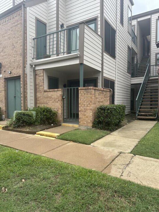 2300 Balsam Dr in Arlington, TX - Foto de edificio