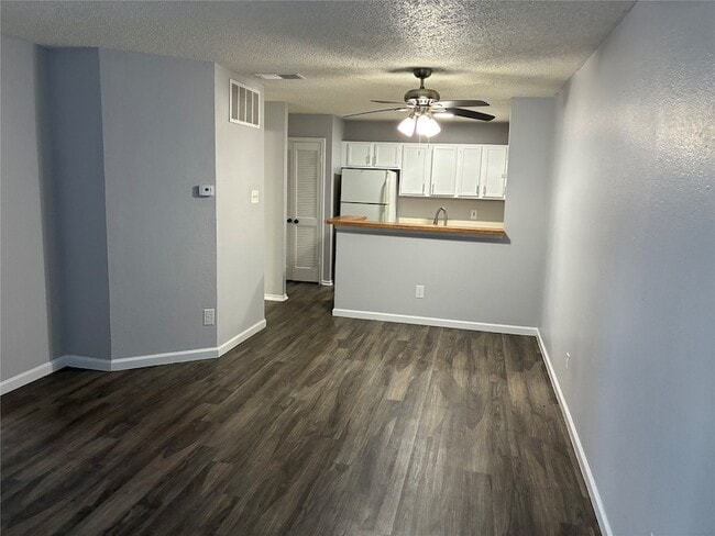 6108 Abrams Rd, Unit 306C in Dallas, TX - Foto de edificio - Building Photo