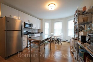 319 Columbia St in Cambridge, MA - Building Photo