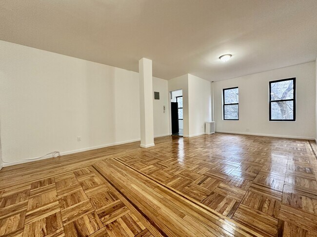 44 Bennett Ave in New York, NY - Building Photo - Building Photo