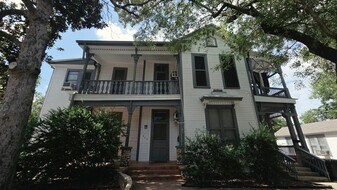 822 E Carson St in San Antonio, TX - Building Photo