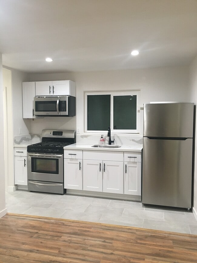 1048 W 60th Plz, Unit 1