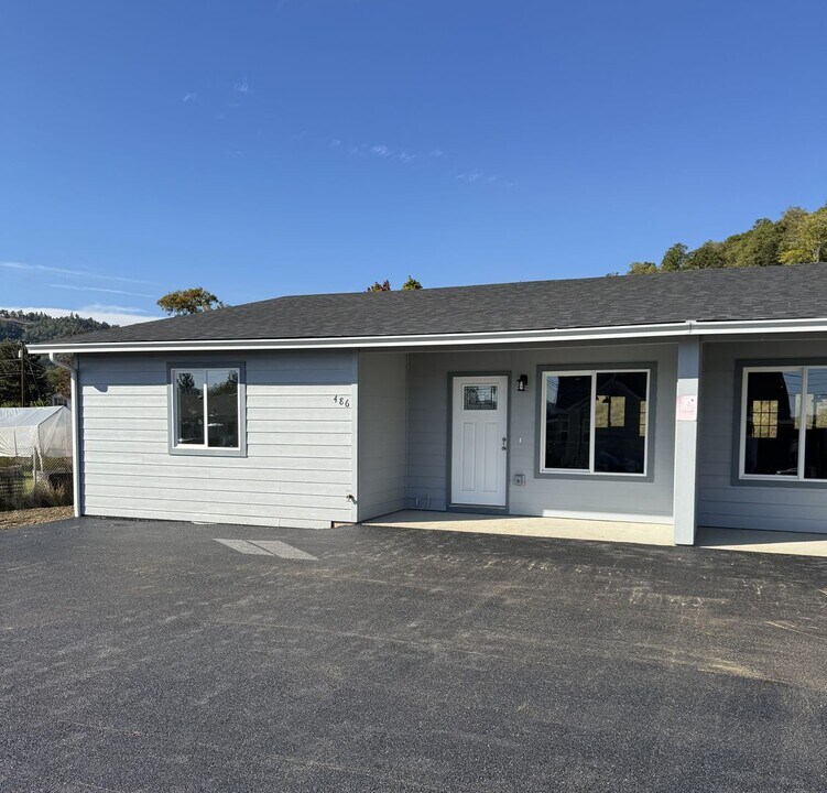 486-488 NE Housley Ave in Roseburg, OR - Building Photo