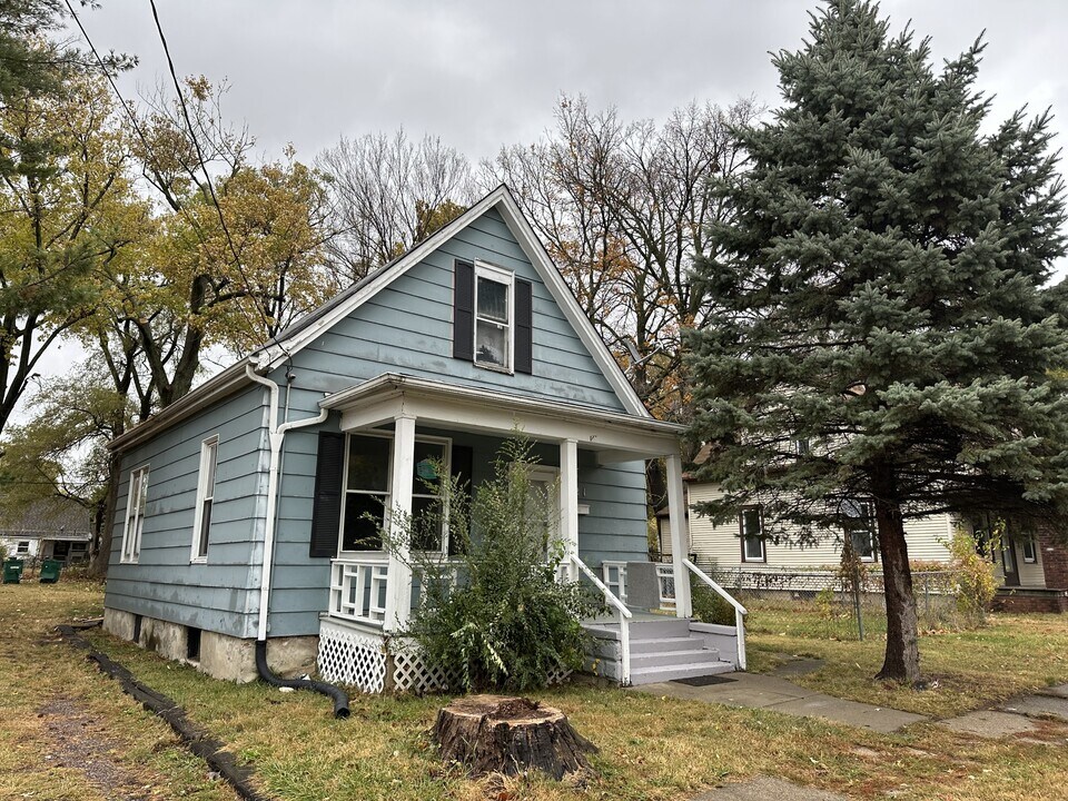 921 W Brons Ave in Peoria, IL - Foto de edificio
