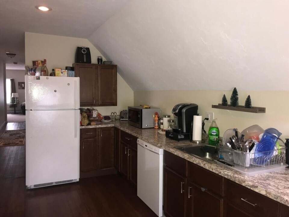 37 Hodges Ave in Taunton, MA - Building Photo