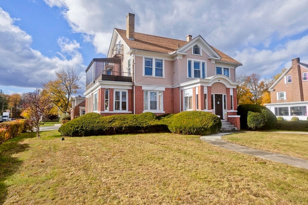 1801 Northampton St in Holyoke, MA - Building Photo