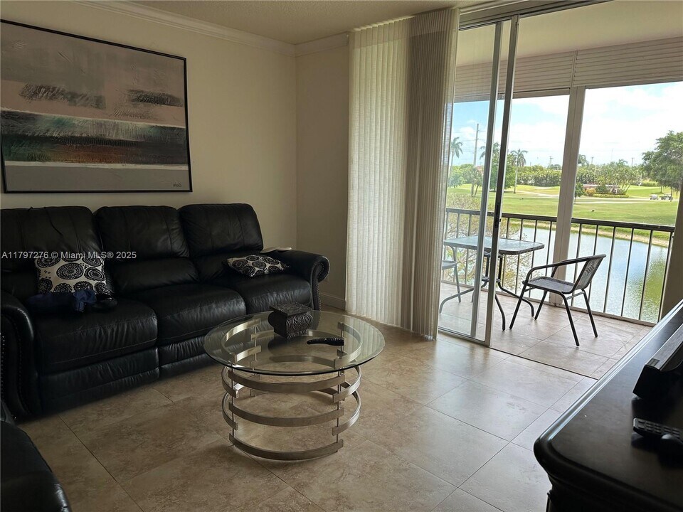 9320 S Hollybrook Lake Dr in Pembroke Pines, FL - Foto de edificio