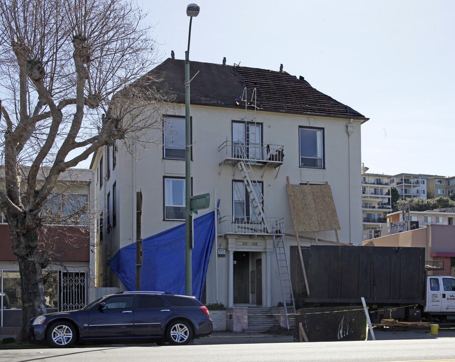 3008 Lakeshore Ave in Oakland, CA - Building Photo