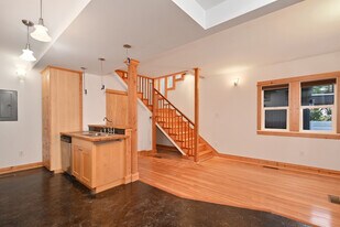 8752 Dayton Ave N, Unit B in Seattle, WA - Building Photo