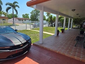 3574 W 14th Ct, Unit Bedroom, rest of home is in Hialeah, FL - Foto de edificio - Building Photo