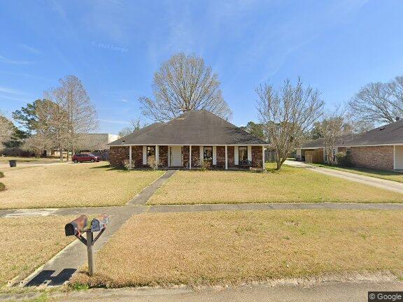 2011 Aspenwood Dr in Baton Rouge, LA - Building Photo