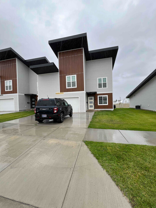 2518 Castle Pines Dr in Great Falls, MT - Building Photo