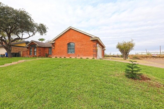 220 Green Jay Ln in Laredo, TX - Building Photo - Building Photo
