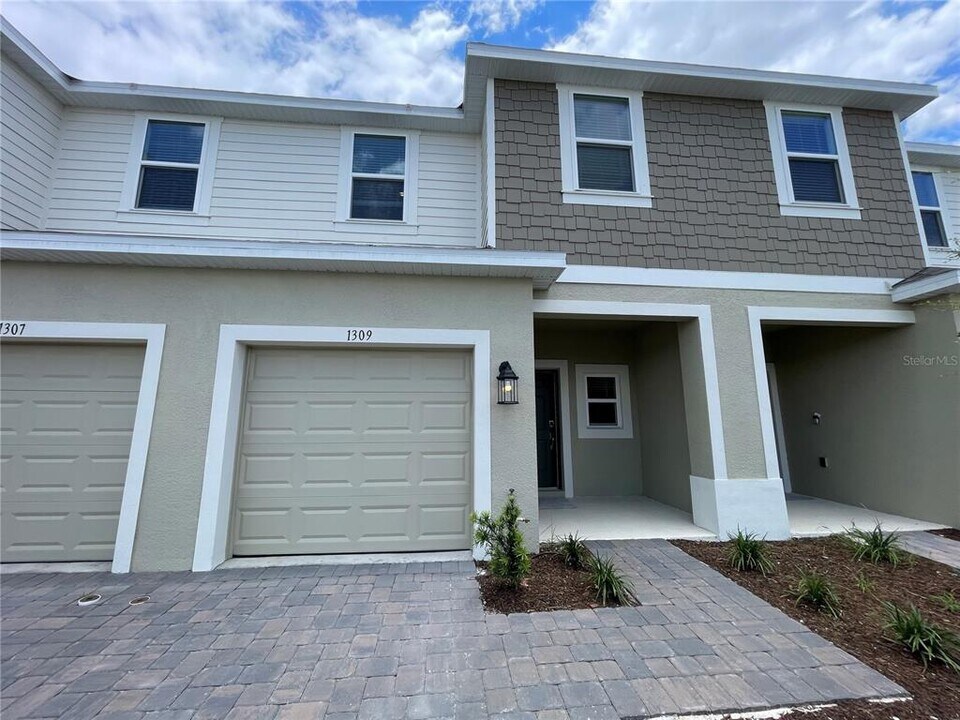 1309 Axel Graeson Ave in Kissimmee, FL - Building Photo