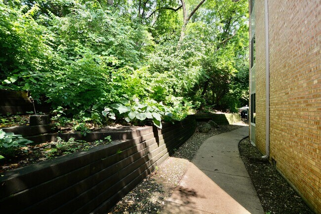 5880 Forest View Rd in Lisle, IL - Building Photo - Building Photo