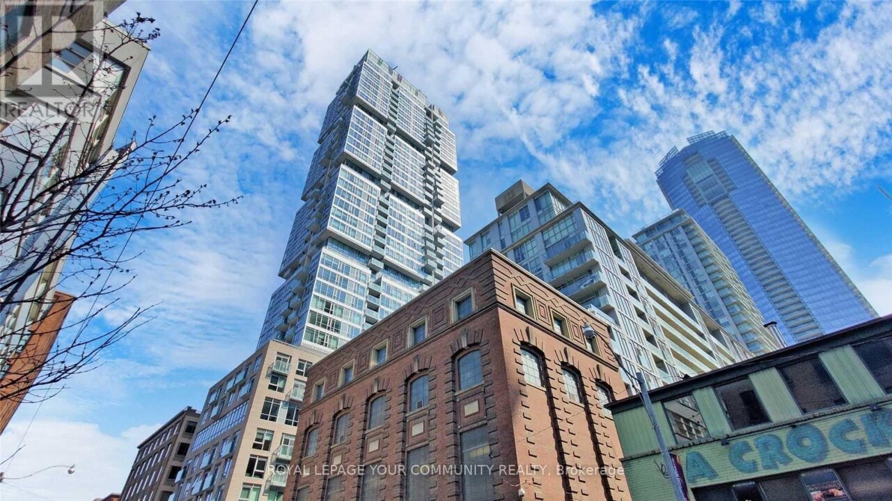 30-830 Nelson St in Toronto, ON - Building Photo