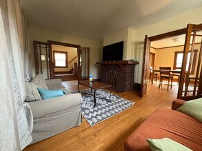 921 E Burlington St in Iowa City, IA - Building Photo - Building Photo