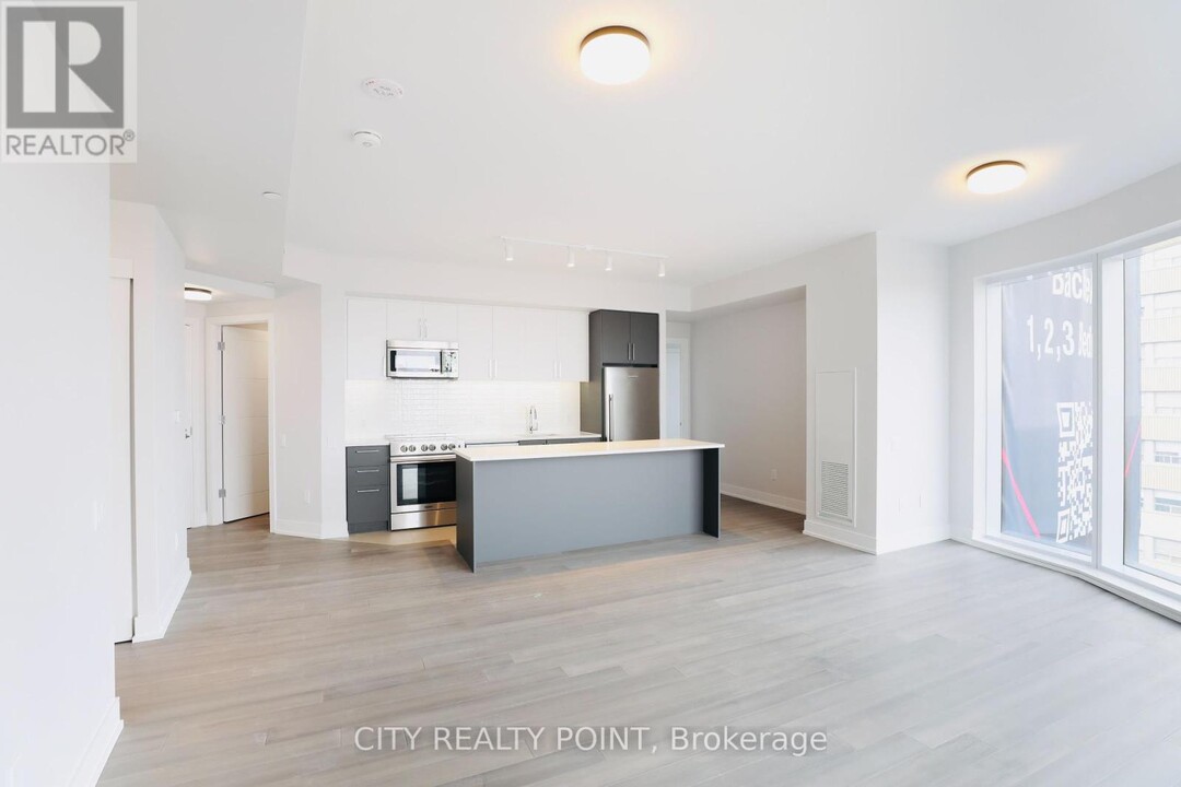 2525-2525 Bathurst St in Toronto, ON - Building Photo