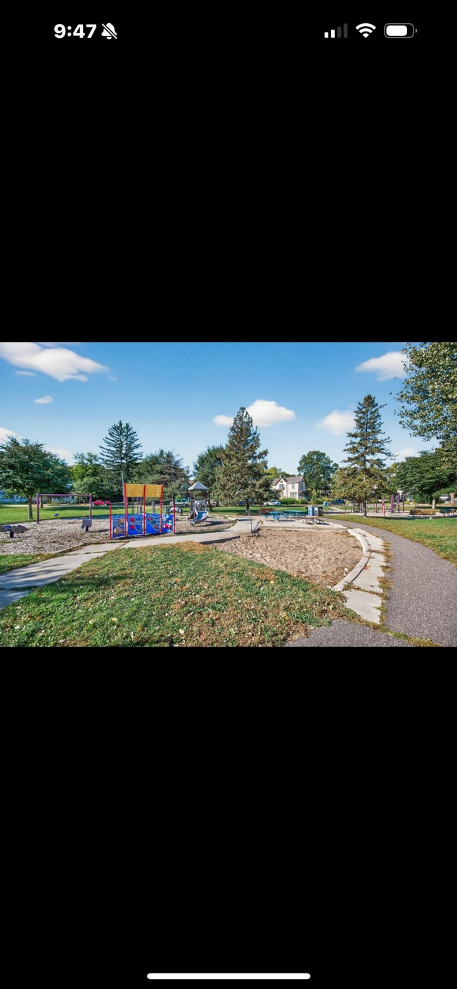 2327 Irving Ave N in Minneapolis, MN - Building Photo - Building Photo