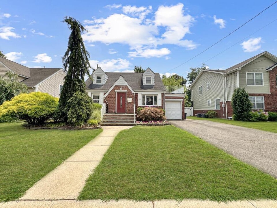 11-02 Charles St in Fair Lawn, NJ - Building Photo