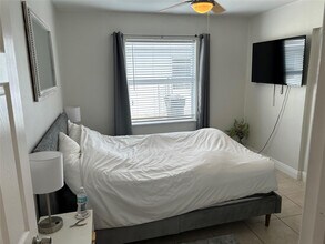 230 SW 15th St in Fort Lauderdale, FL - Foto de edificio - Building Photo