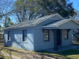 1557 Van Dorn St in Mobile, AL - Building Photo