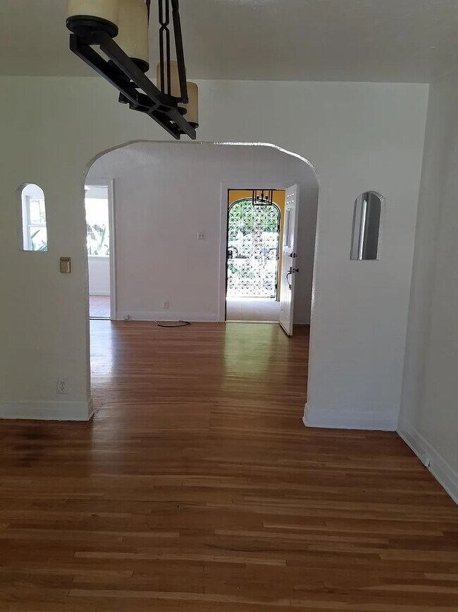 927 Havenhurst Dr in West Hollywood, CA - Building Photo - Building Photo