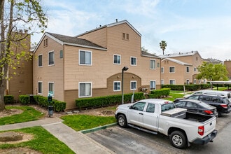 Amherst Place Condominiums in Sacramento, CA - Foto de edificio - Building Photo