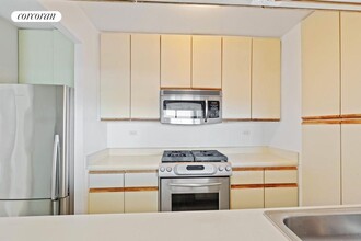 40 E 94th St in New York, NY - Building Photo - Building Photo