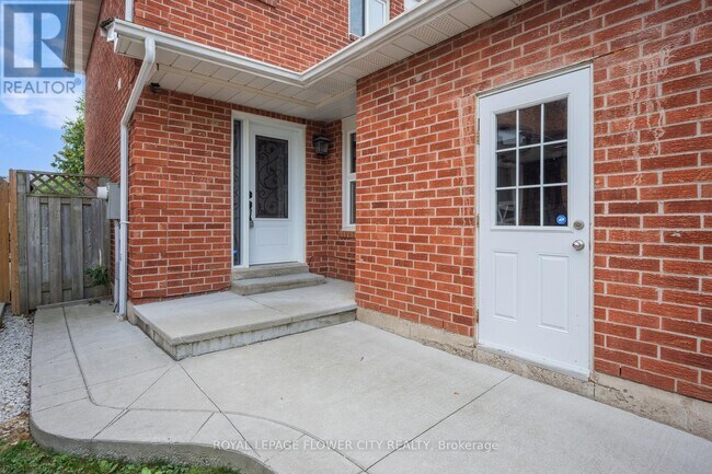 16 Ecclestone Dr in Brampton, ON - Building Photo - Building Photo