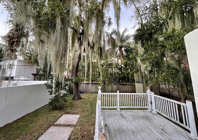 1617 SE 2nd Ct in Fort Lauderdale, FL - Foto de edificio - Building Photo