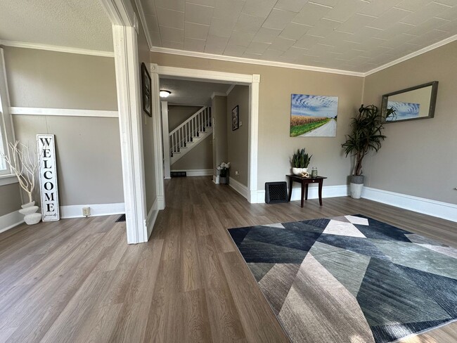 property at 626 W 6th St