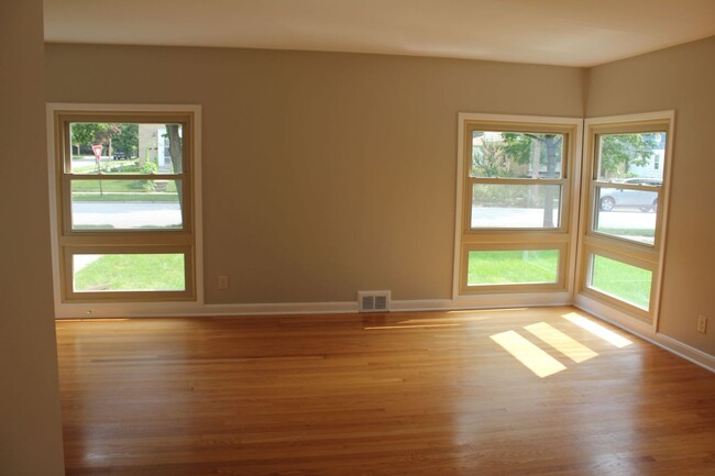 4339 N Sheffield Ave in Shorewood, WI - Building Photo - Building Photo