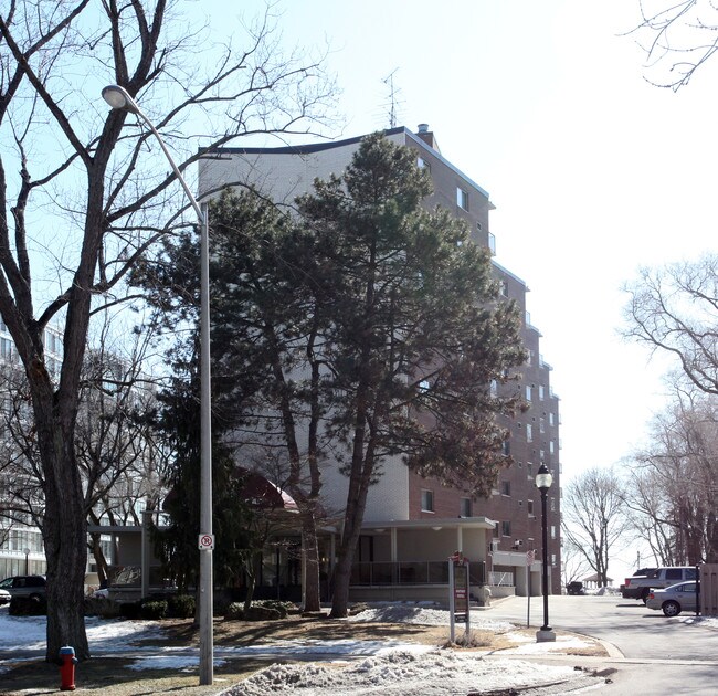 Lord Nelson Apartments in Burlington, ON - Building Photo - Building Photo