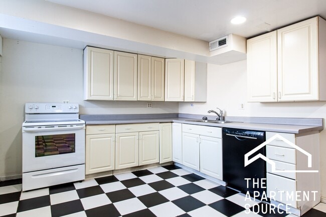 property at 826 W Dakin St