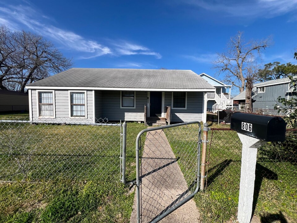 806 14th Ave N in Texas City, TX - Building Photo