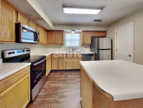 913 Tom Hailey Blvd in La Vergne, TN - Building Photo - Building Photo