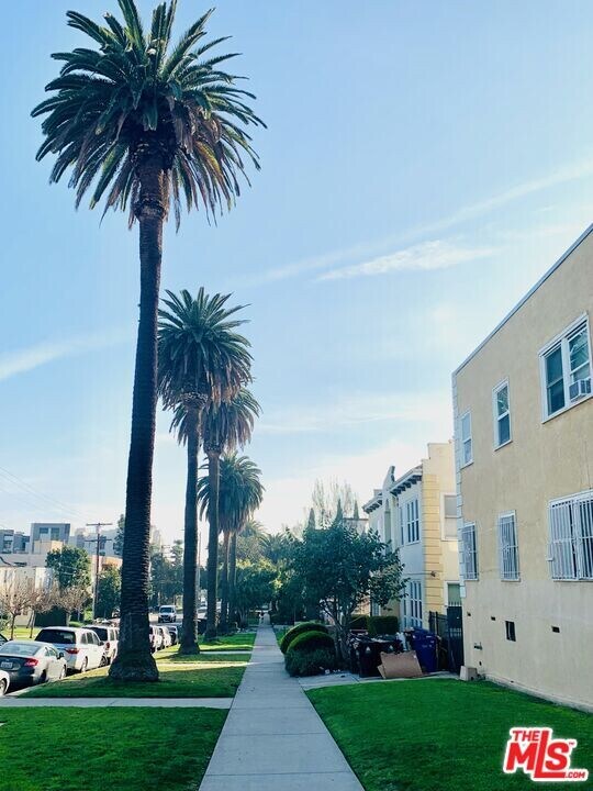 1833 Normandie Ave in Los Angeles, CA - Building Photo